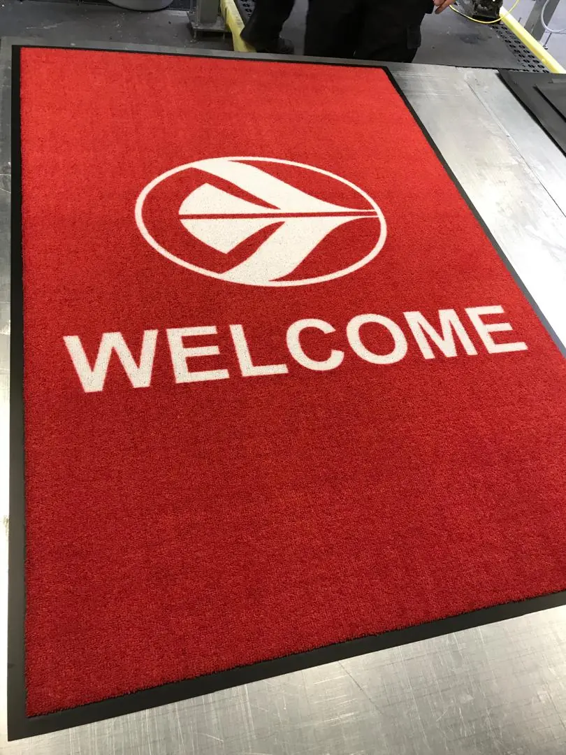 Tapis d'accueil rouge personnalisé avec logo client